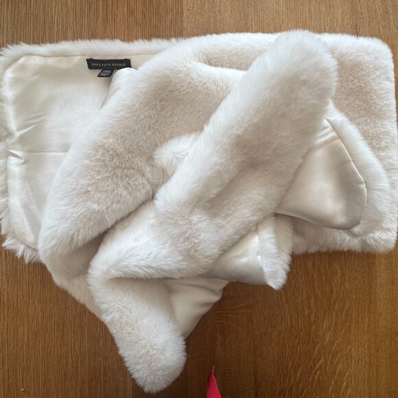 Saks 5th Ave faux fur white bridal scrave - Picture 2 of 4